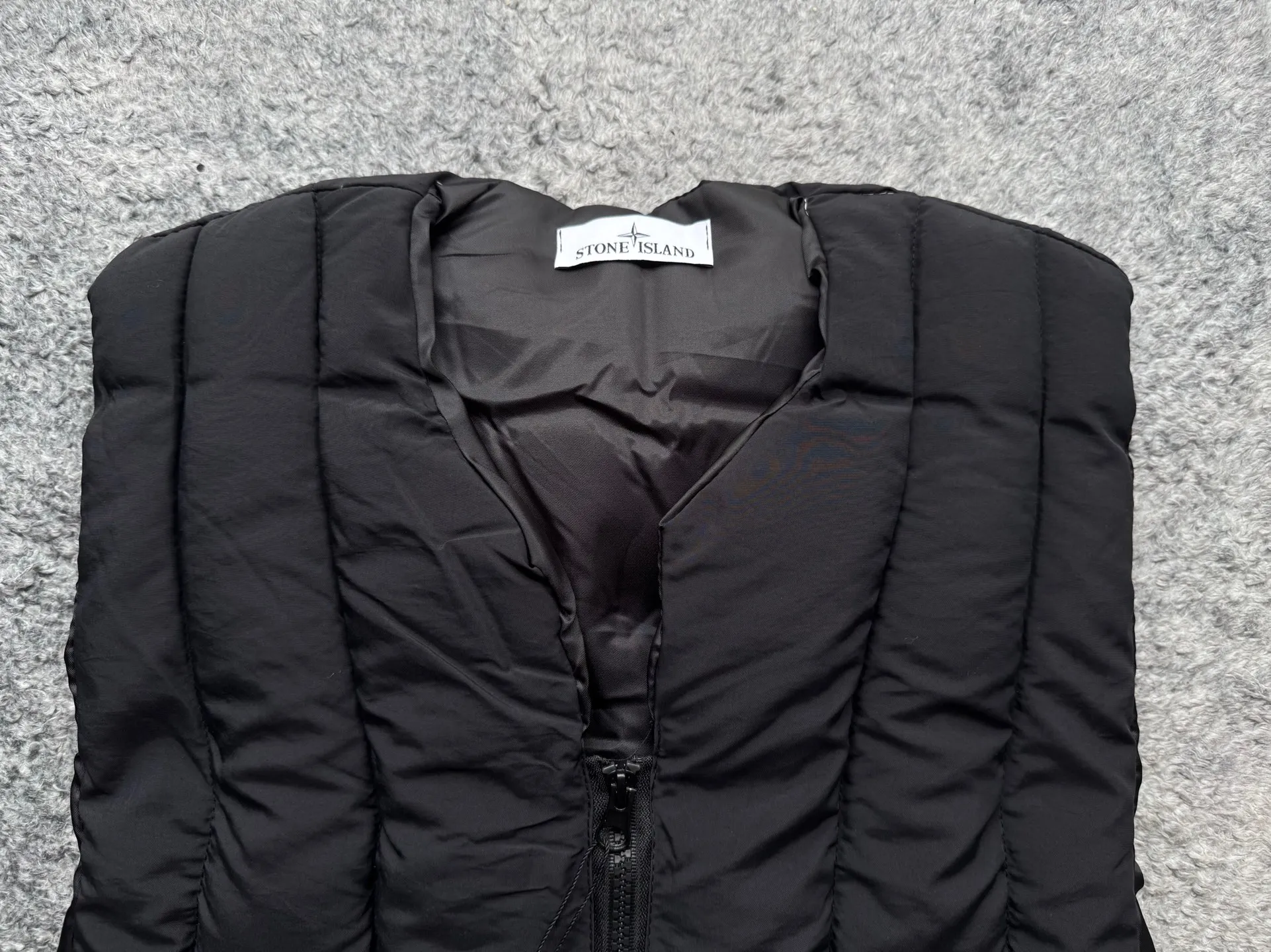 P280 Stone Island 25Fw Stone Island Linear Split Silhouette Cotton-Filled Deconstructed Waistcoat Jacket Stone Island's 2025 Grand Offering The outer layer is made of high-quality wrinkled nylon fabric, and the inner layer is filled with high-comfort and warm velvet cotton. The filling amount is very sufficient and the overall clothing is very full. The upper body silhouette and warmth are well guaranteed. The front and rear split line design is simple without losing details. The double zipper puller zipper increases practicality. The short design is very suitable for trendy matching in all seasons. It is very effective whether it is paired with a sweatshirt or a jacket. The basic black and chocolate brown meet the requirements of jumping in color and being versatile. It is a powerful tool for matching lazy suits when going out on the street. The classic emblem armband of Stone Island highlights the brand tension. It is first released on the entire network. Manufactured by a large factory. Complete with three-label accessories. Same style for men and women. Color: brown/black Size: m～xl